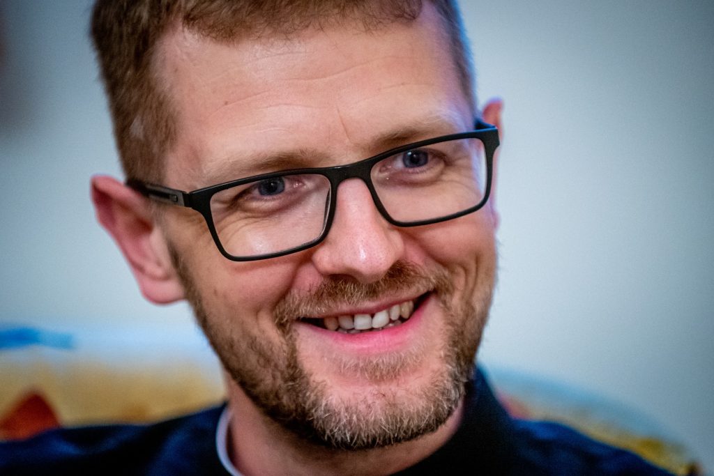 Hodász: Házastársi kapcsolatban meg lehet oldani a konfliktusokat, de egy pap egyedül van