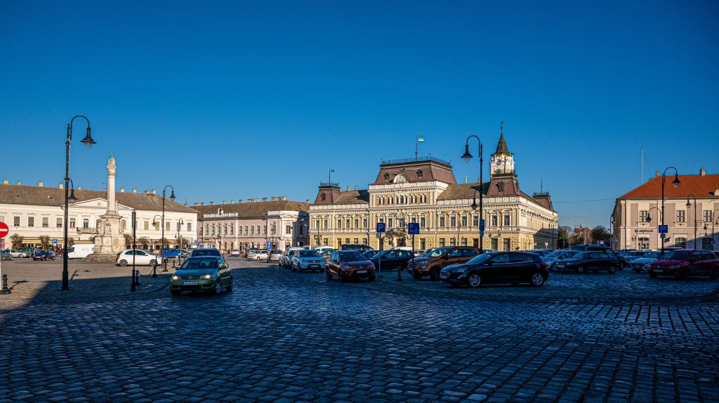 A Fidesz érdeke szerinti politizálással vádolja egymást Baján a DK és a Momentum