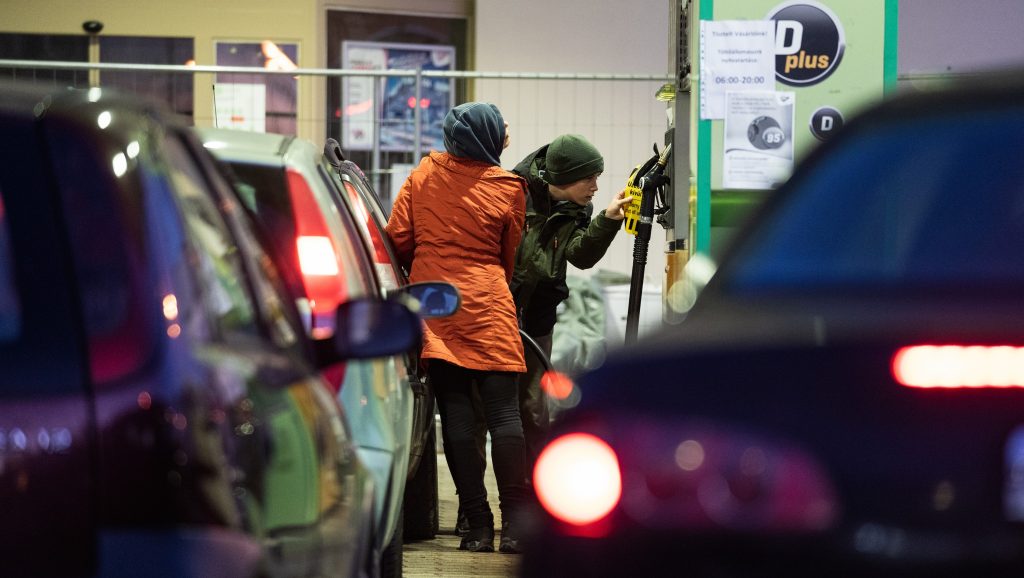 Komoly árcsökkenés jön a hazai benzinkutakon