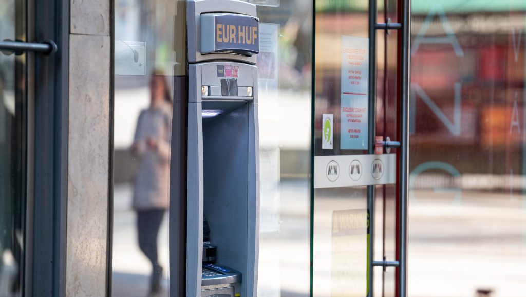 Jelentősen nőnek a bankszámlák díjai, de lehet költséget spórolni