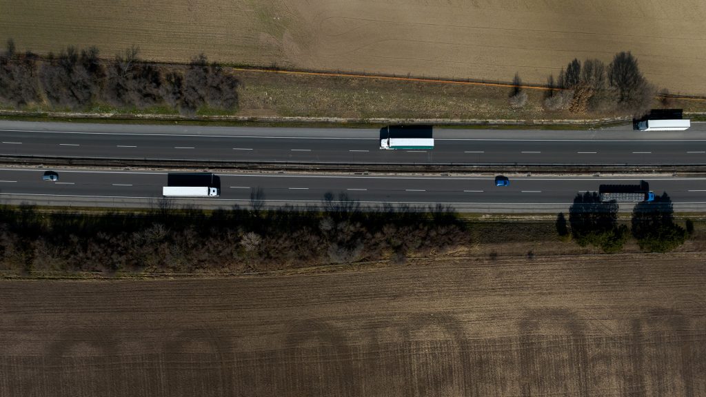 Porátfúvásra figyelmeztetnek az M1-esen