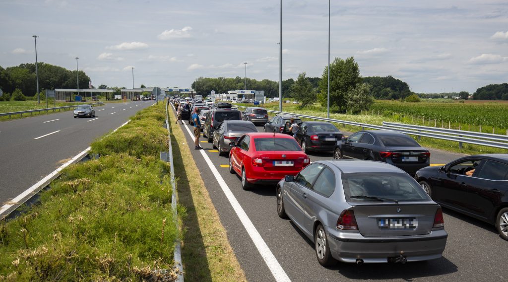Ötös karambol és óriási dugó az M5-ösön Ócsánál