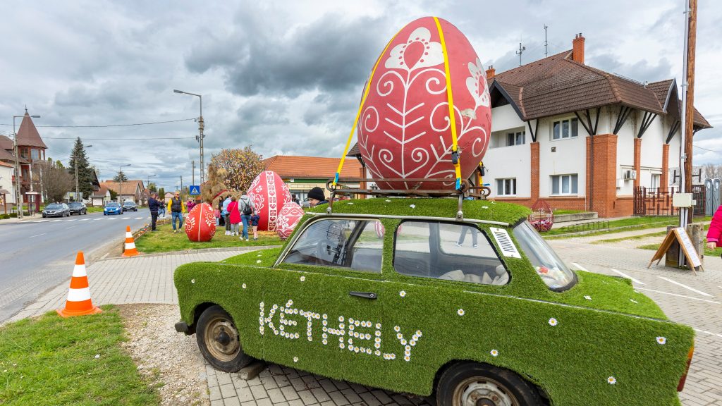 Műfű, óriás hímes tojás, Trabant – ez is kell a húsvéthoz Kéthelyen