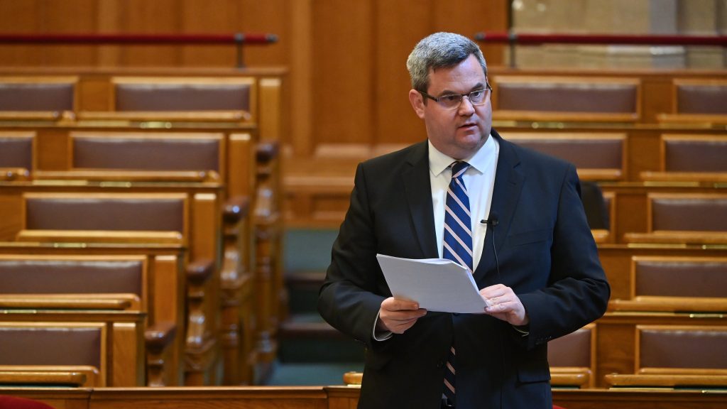 Új egészségügyi salátatörvényt ismertettek szerdán a parlamentben