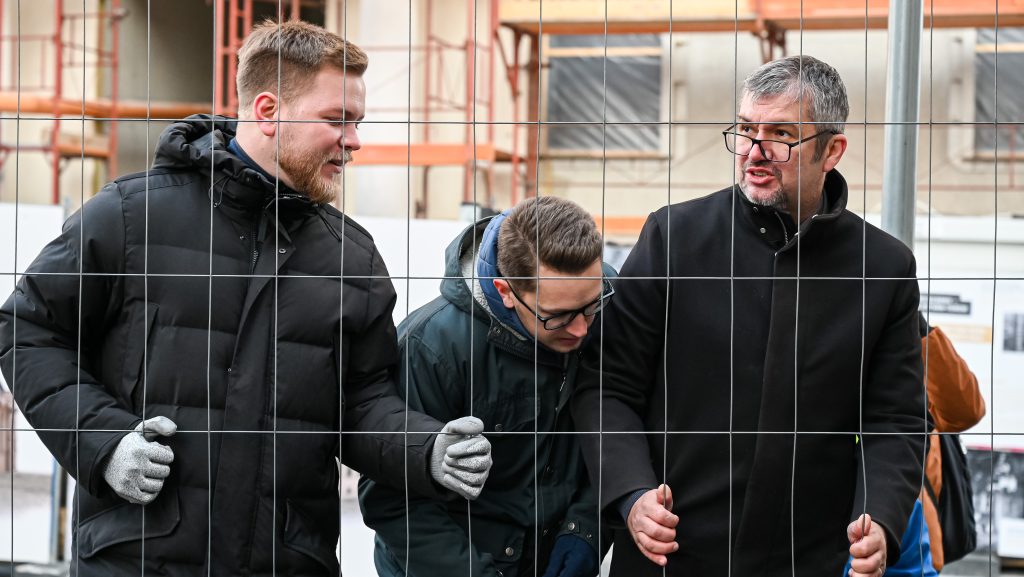 Újra kordont bont a Momentum a Karmelita előtt