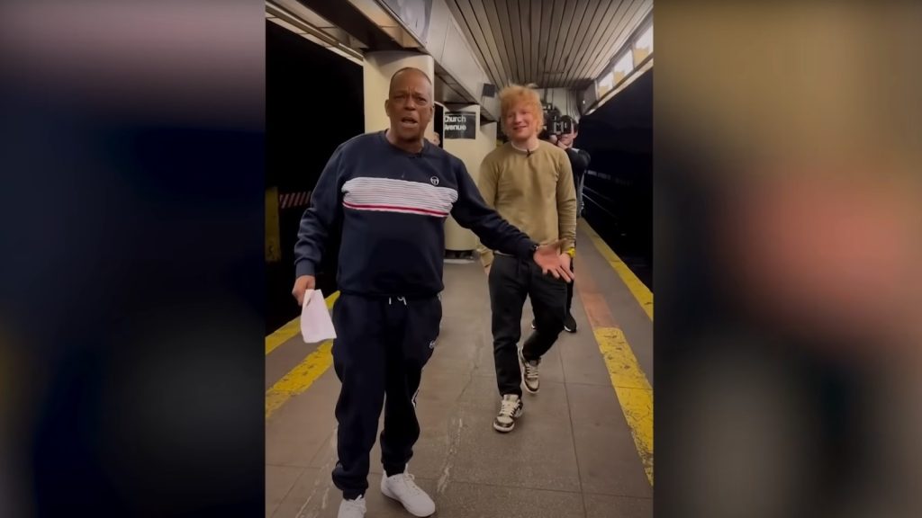 Ed Sheeran meglepte a dalát éneklő utcazenészt a New York-i metróban