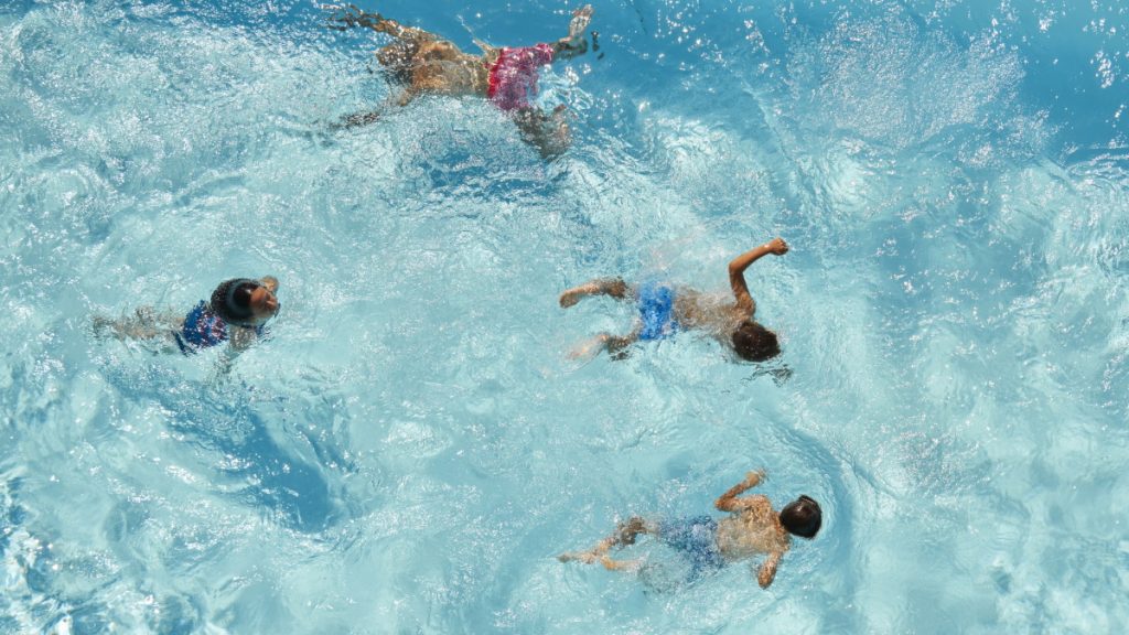 Sose adjunk ilyen színű fürdőruhát a gyerekre – mondja a szakértő