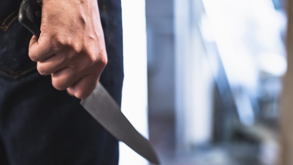 Letartóztatták a kecskeméti iskolást késsel kirabló hajléktalant
