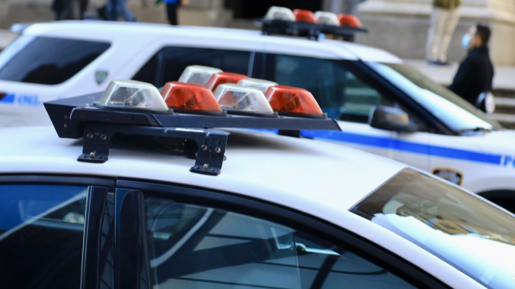 Köveket dobáltak az autókra a tinédzserek, egy 20 éves nő meghalt