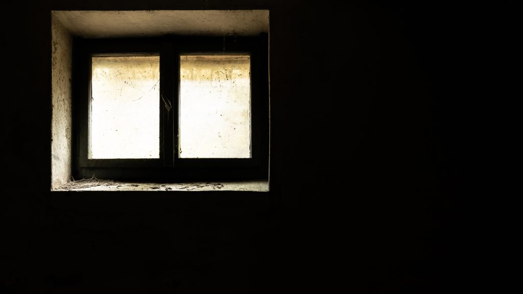 Takarított az új háza pincéjében, egy 1978-ban elhunyt nő sírkövét találta meg