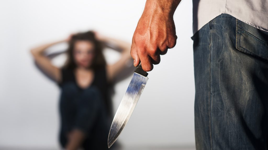 Minden ok nélkül 15-ször megszúrt egy józsefvárosi örömlányt, vádat emeltek ellene