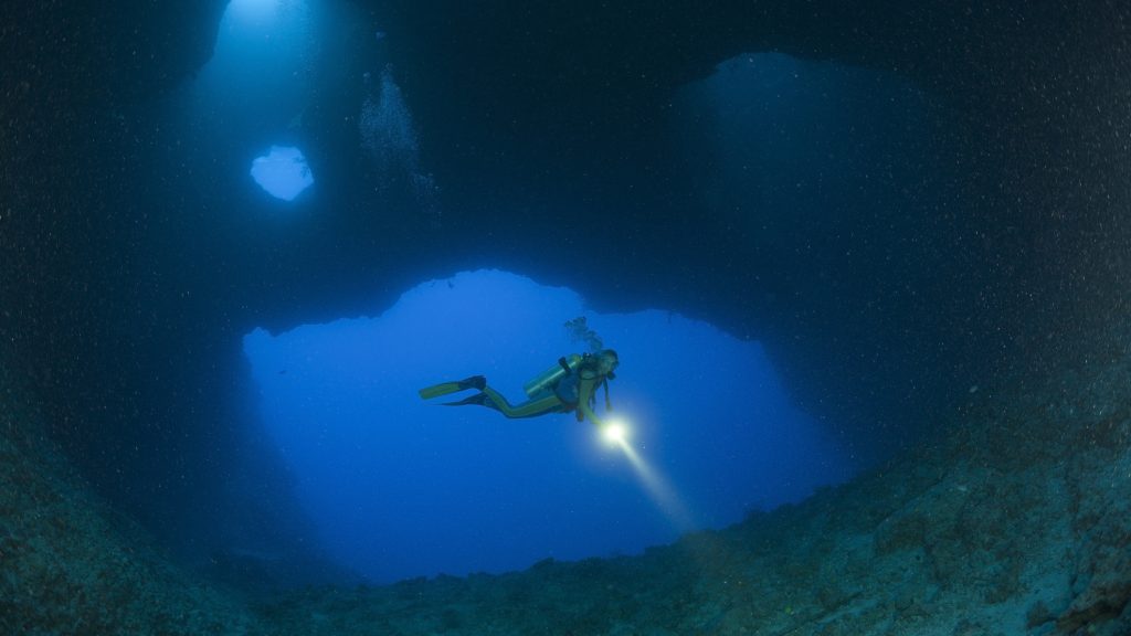 Több száz méter mély lyukat találtak a tengerben