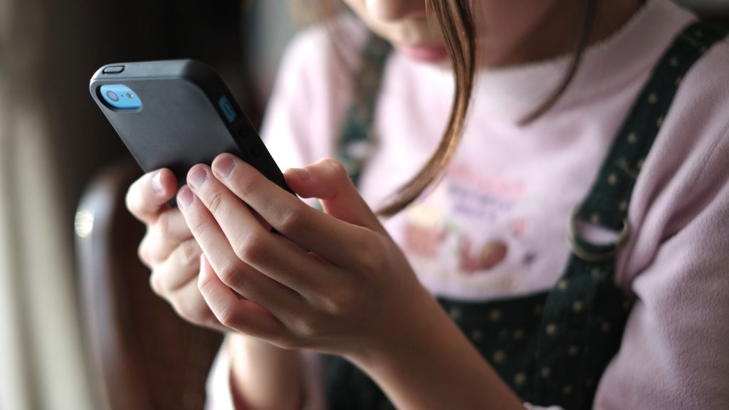 Meg akarta fojtani a volt nejét, majd késsel támadt a telefonálni akaró kisgyermekeire