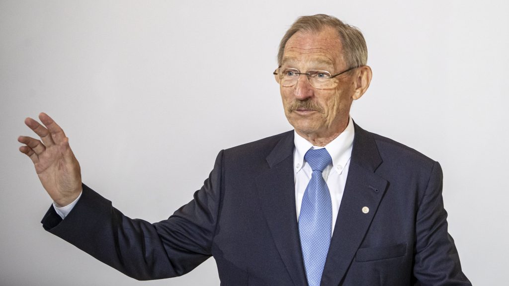 Kórházi vezetőkkel egyeztetett Pintér Sándor