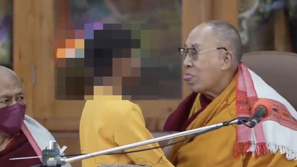 A dalai láma szájon puszilt egy fiút és arra kérte, szopogassa a nyelvét