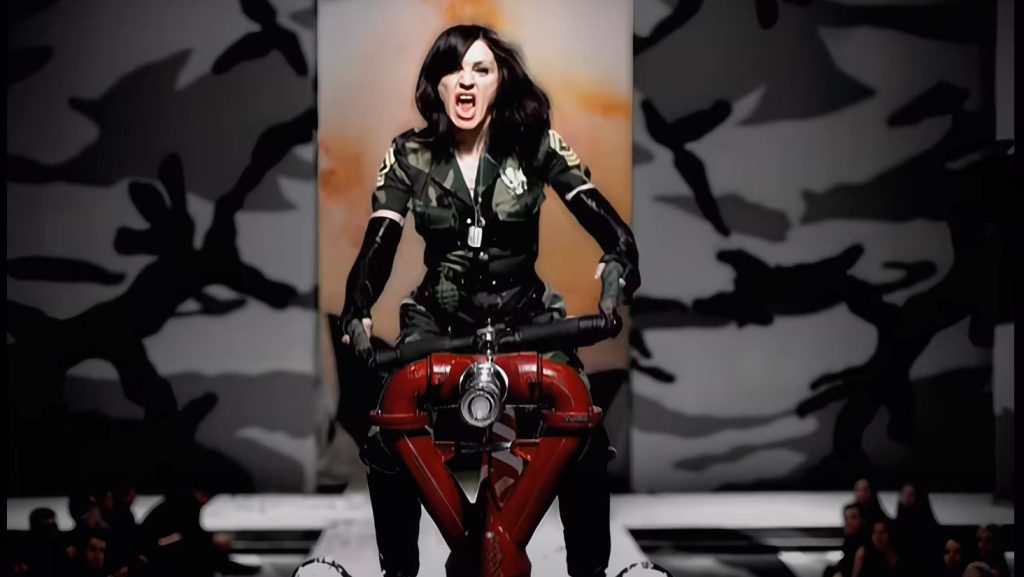Madonna 13 év után kiadta az American Life korábban betiltott, véres videoklipjét