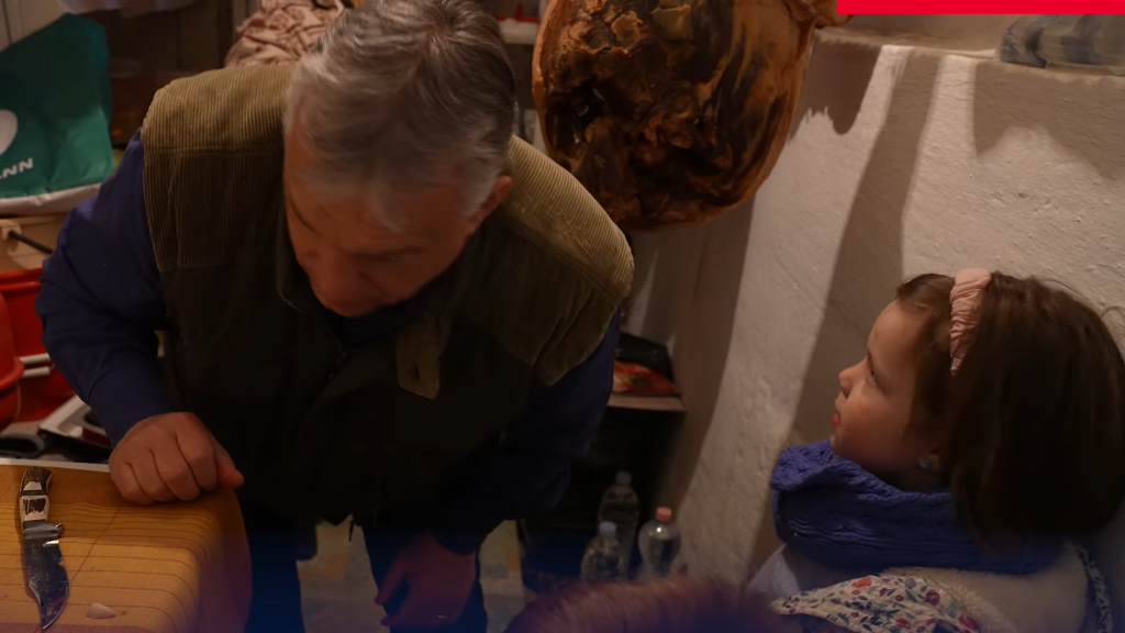 Videón mutatta meg Orbán Viktor, hogyan vásárol sonkát és kolbászt az unokáival