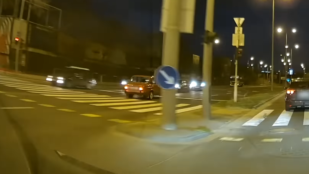 Videón a Lada, amelyik a forgalommal szemben száguldott Budapesten