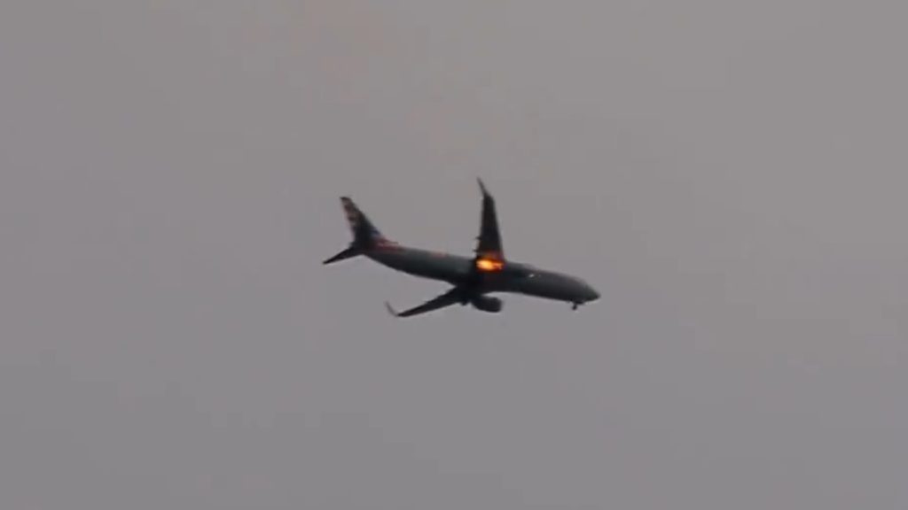 Lángoló hajtőművel hajtott végre kényszerleszállást egy repülőgép Ohióban – videó