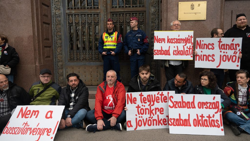 Ülősztrájkkal tiltakoznak a státusztörvény ellen a Belügyminisztérium előtt