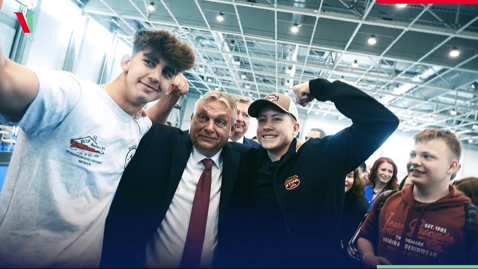 „Jó napot, főnök!” – Orbán Viktor beindította a szelfigyárat