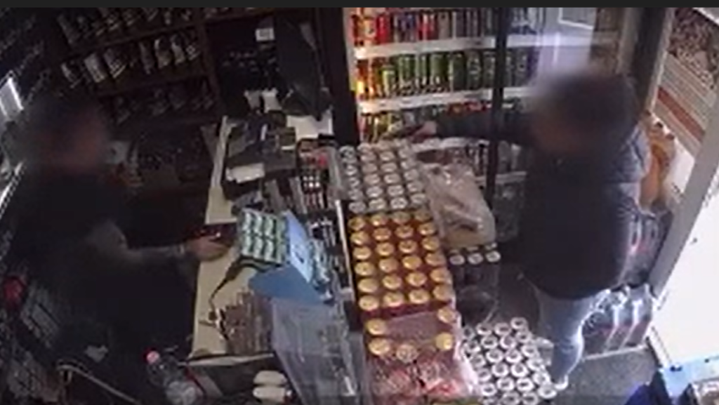 Elküldte a fegyveres rablót az újpesti dohánybolt eladónője