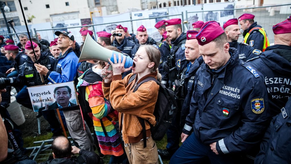 Videón, amint a rendőrök könnygázzal fújnak le néhány tüntető diákot