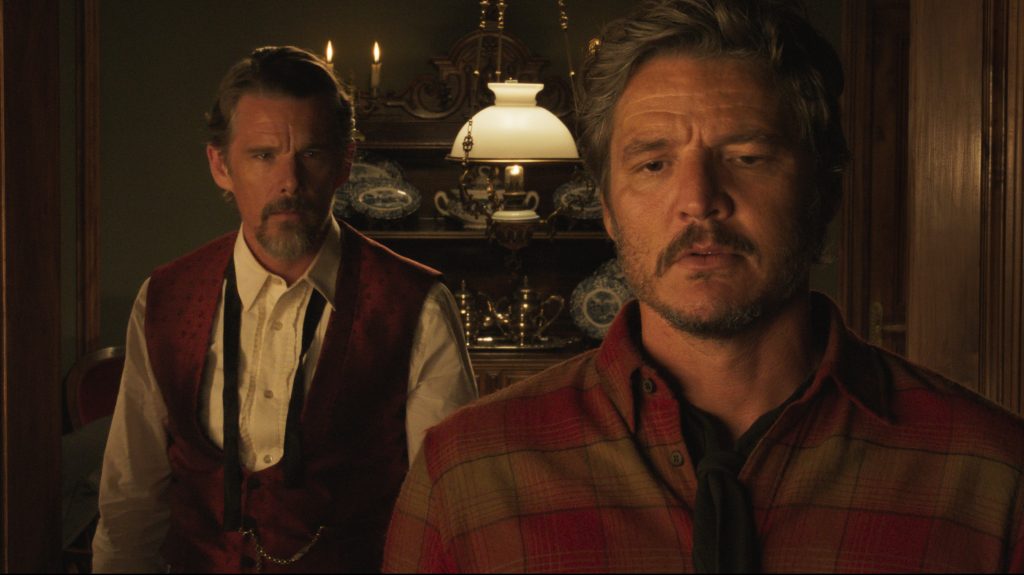 Pedro Pascal és Ethan Hawke pisztolyharctól sem mentes szerelméről mesél Almodóvar új filmje
