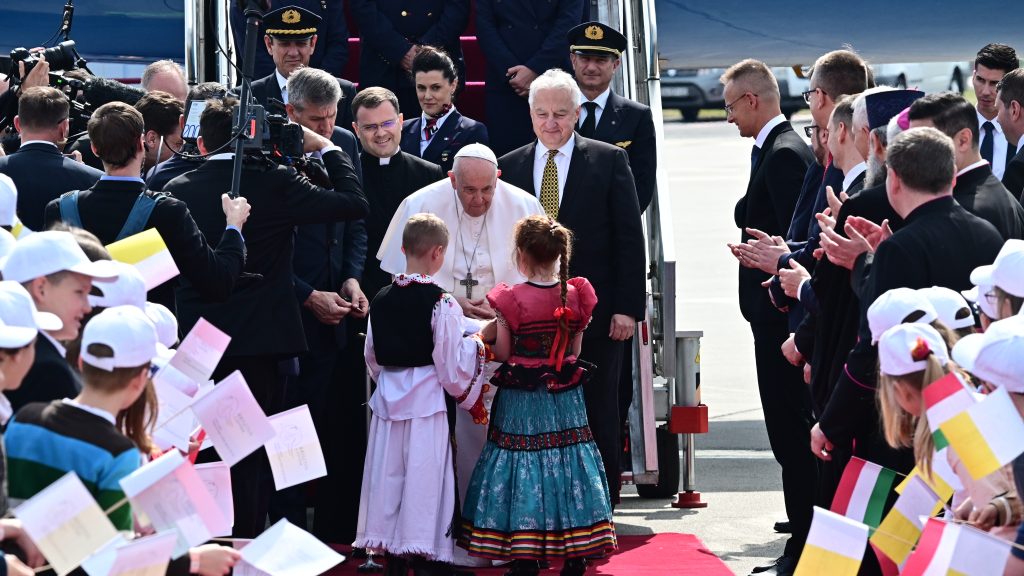 Megérkezett Ferenc pápa Budapestre