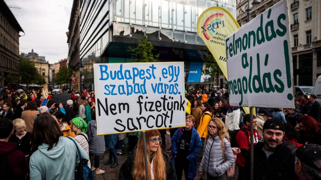 Elkezdődött a tiltakozás a “bosszútörvény” ellen a belvárosban