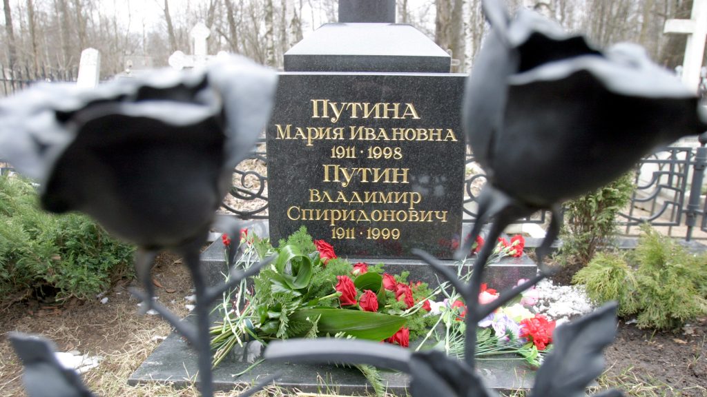 Elítéltek egy nőt Oroszországban, mert egy cetlit hagyott Putyin szüleinek sírjánál