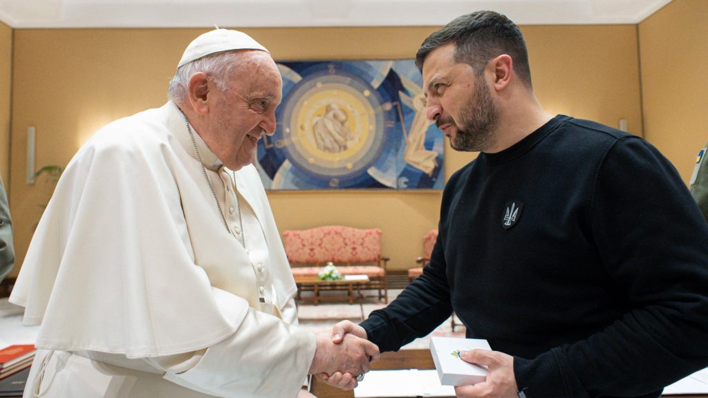 Ferenc pápa megköszönte Zelenszkijnek, hogy elutazott hozzá