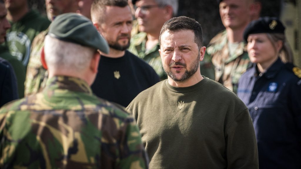Zelenszkij karórákat adott ajándékba a sérült Ukrán katonáknak