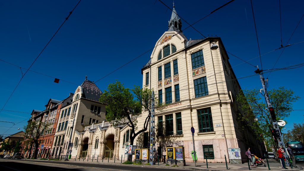 Gyerekek bántalmazása miatt vádat emeltek a volt budapesti iskolaigazgató, fideszes polgármester ellen