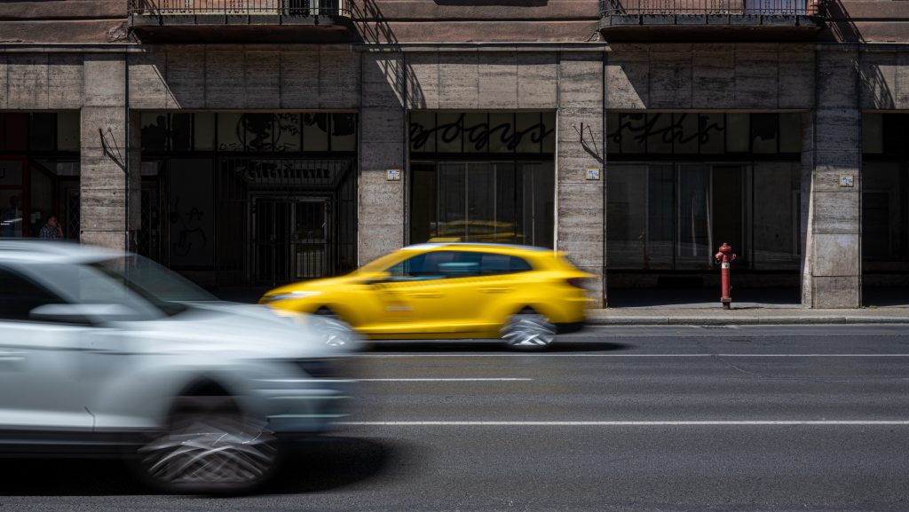 Taxisra támadt, erre úgy megverték, hogy őt kellett kórházba szállítani