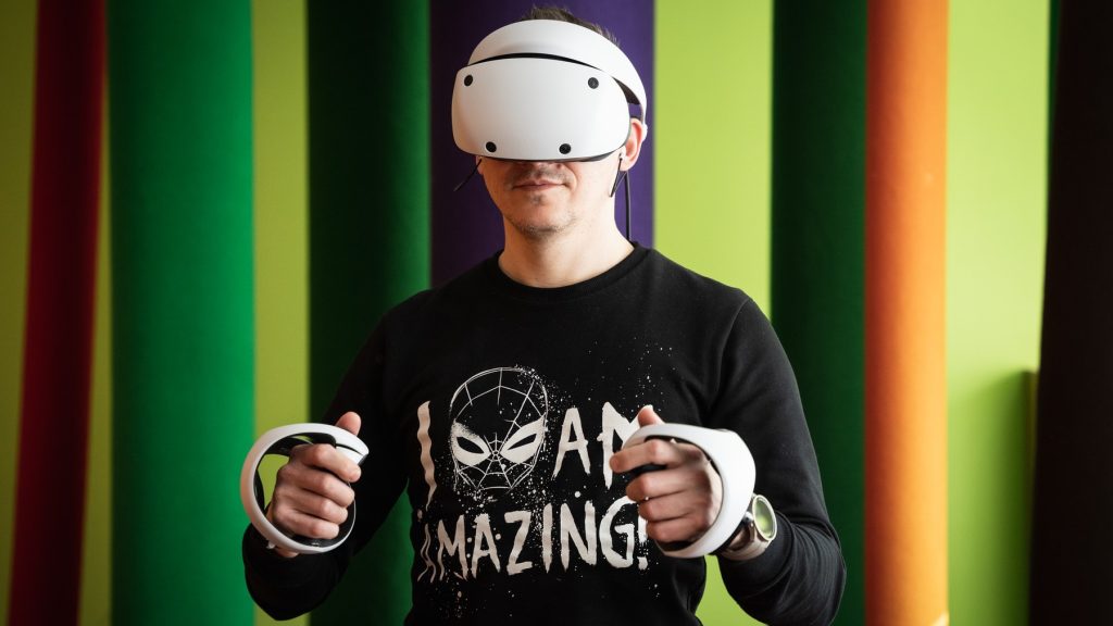 Jobban veszik a Sony új VR-headsetét, mint az elődjét