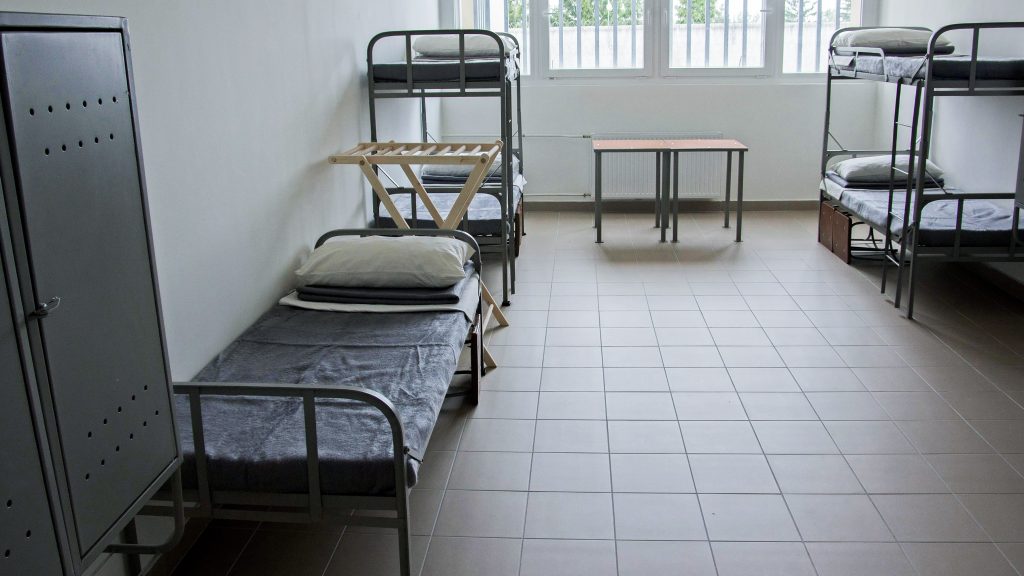 Eddig 606 elítéltet eresztettek szélnek a magyar börtönökből a fogvatartott 2636 embercsempész közül