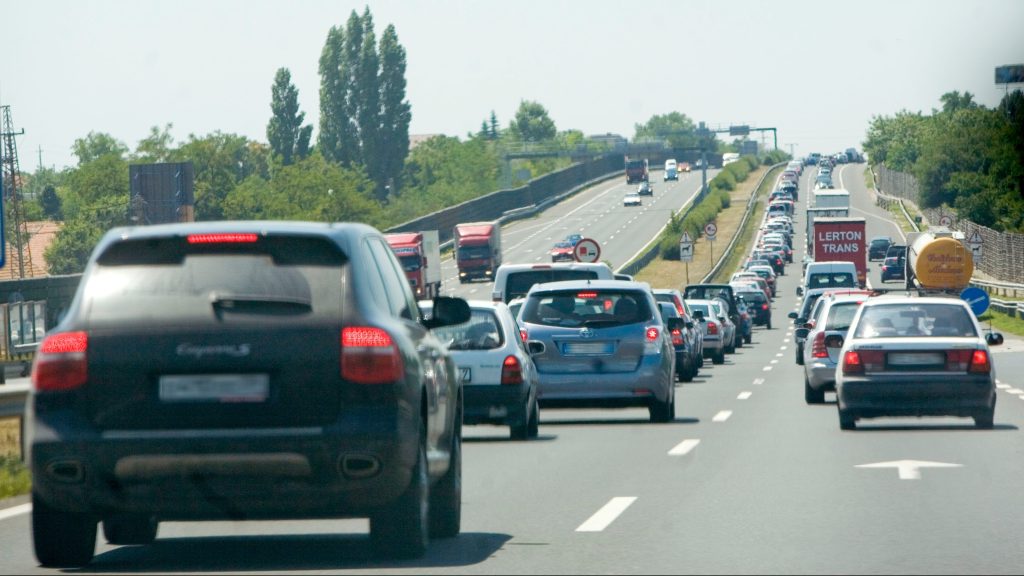 Tizenöt kilométeres torlódás az M1-esen