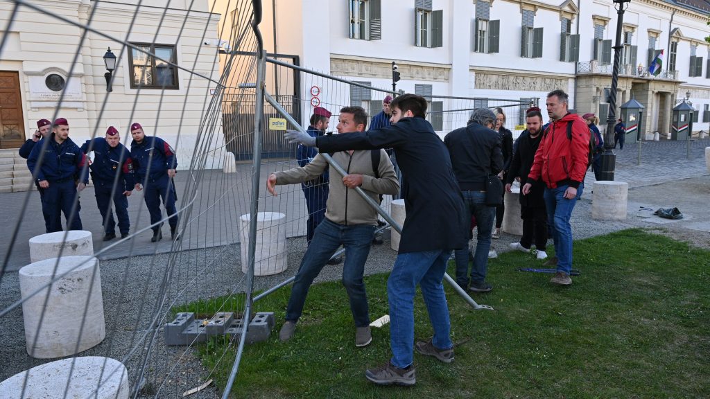 Kordont bontott a Karmelitánál a Momentum