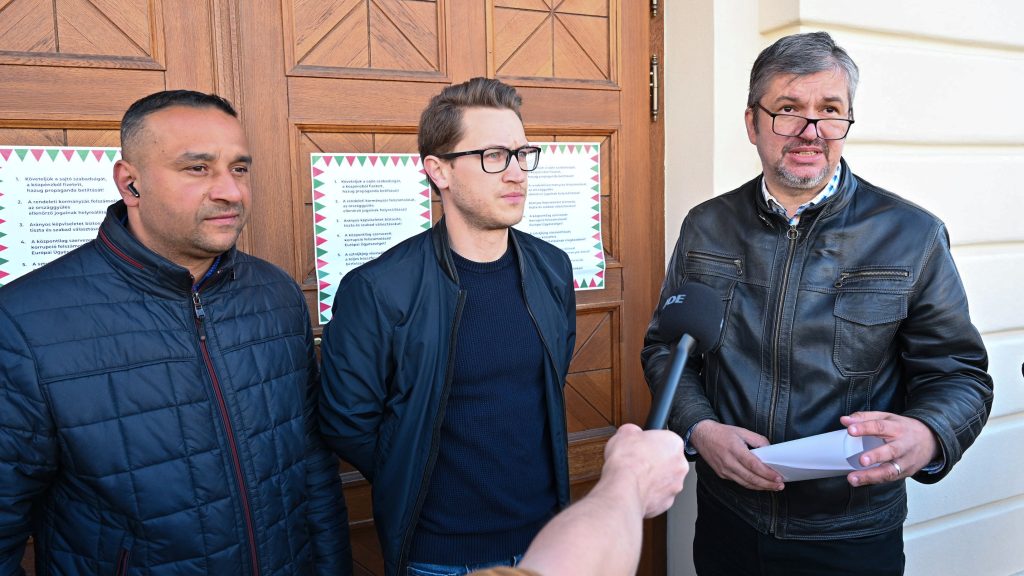 Eljárásokat indít a rendőrség a Karmelitánál ma reggel kordont bontó momentumosok ellen