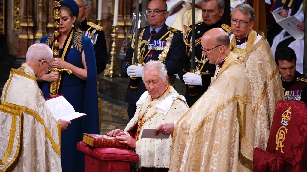Történelmi pillanat: királlyá koronázták III. Károlyt