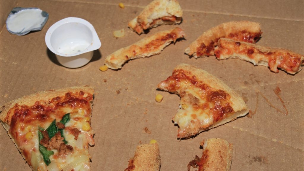 Megette a maradék pizzát a barátja, ki akarta vele fizettetni