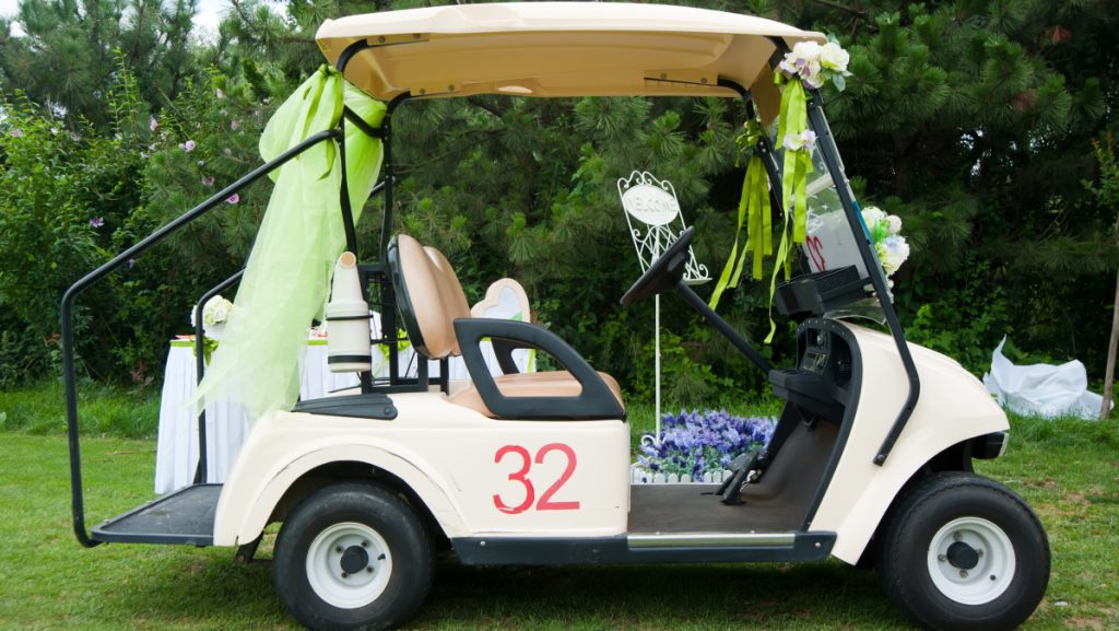 Az esküvő után azonnal meghalt a feleség: ittas sofőr rohant autójával a golfkocsiba