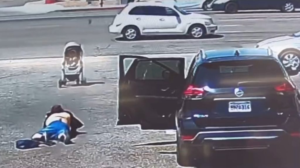 Hétköznapi hős állította meg a forgalmas út felé guruló babakocsit