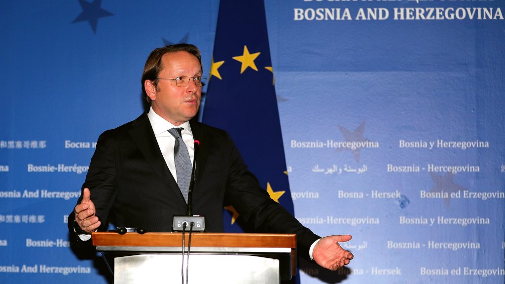 „Aki a szövetségesünk akar lenni, ne menjen Oroszországba” – figyelmeztetett a magyar EU-biztos