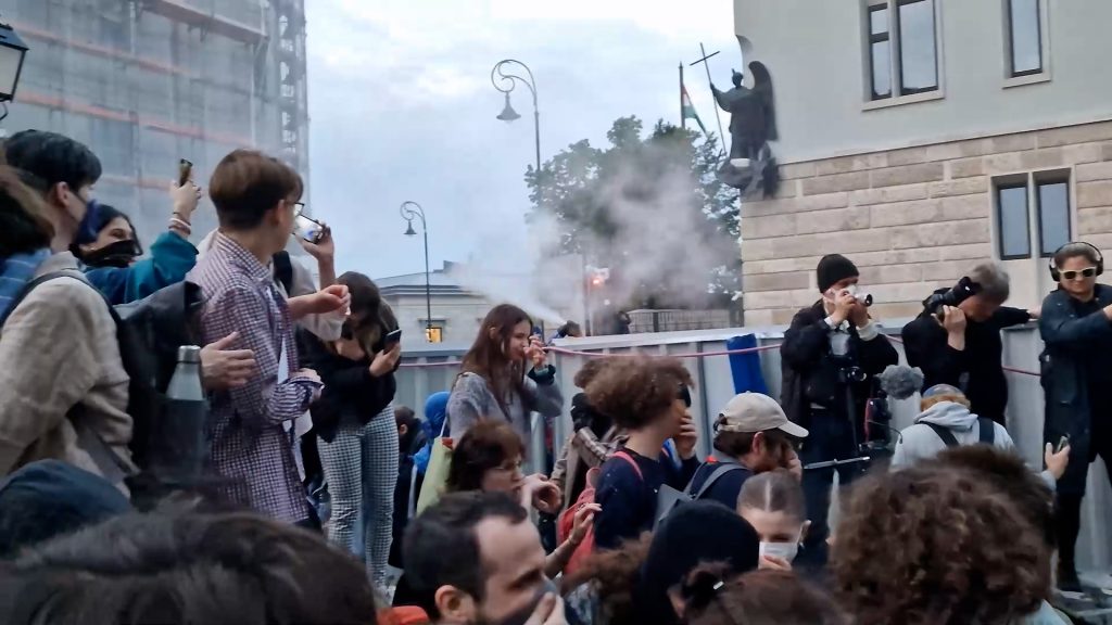 „Jön a könnygáz!” – így csaptak össze a rendőrök és a tüntetők a Karmelitánál