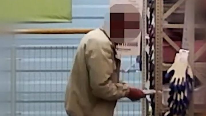 Videón, ahogy késeket és ollókat lop egy férfi az OBI-ban