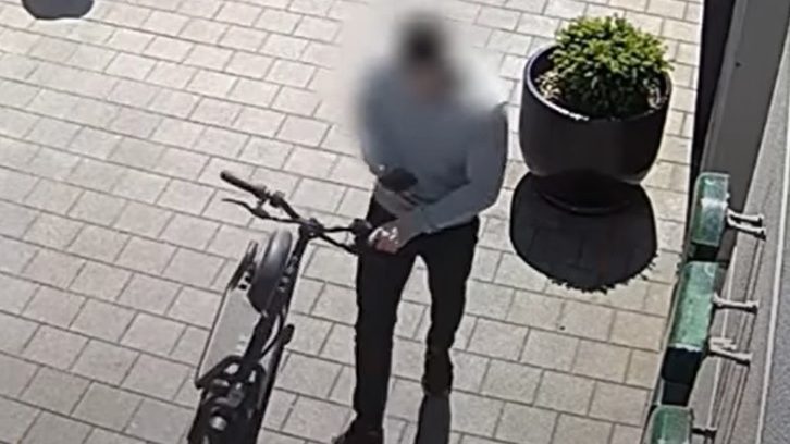 Eszméletlenre verte a rászóló gyalogost egy rolleres az V. kerületben – videó