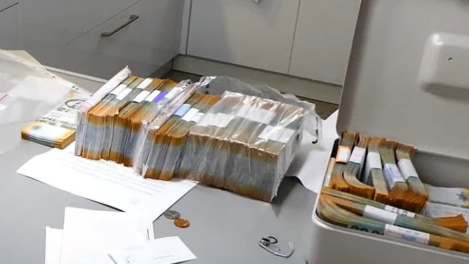 Elképesztő vagyont őriztek otthon a 4,5 milliárd adót elcsaló vagyonőrös bűnszervezet vezetői