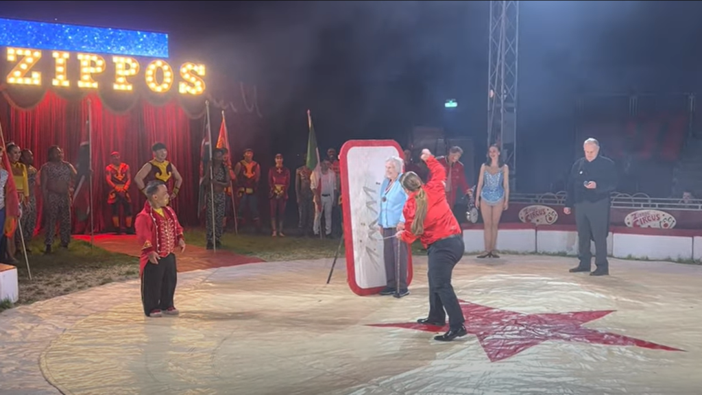Teljesült a 99 éves nő álma: őt dobálta körül a késdobáló a cirkuszban